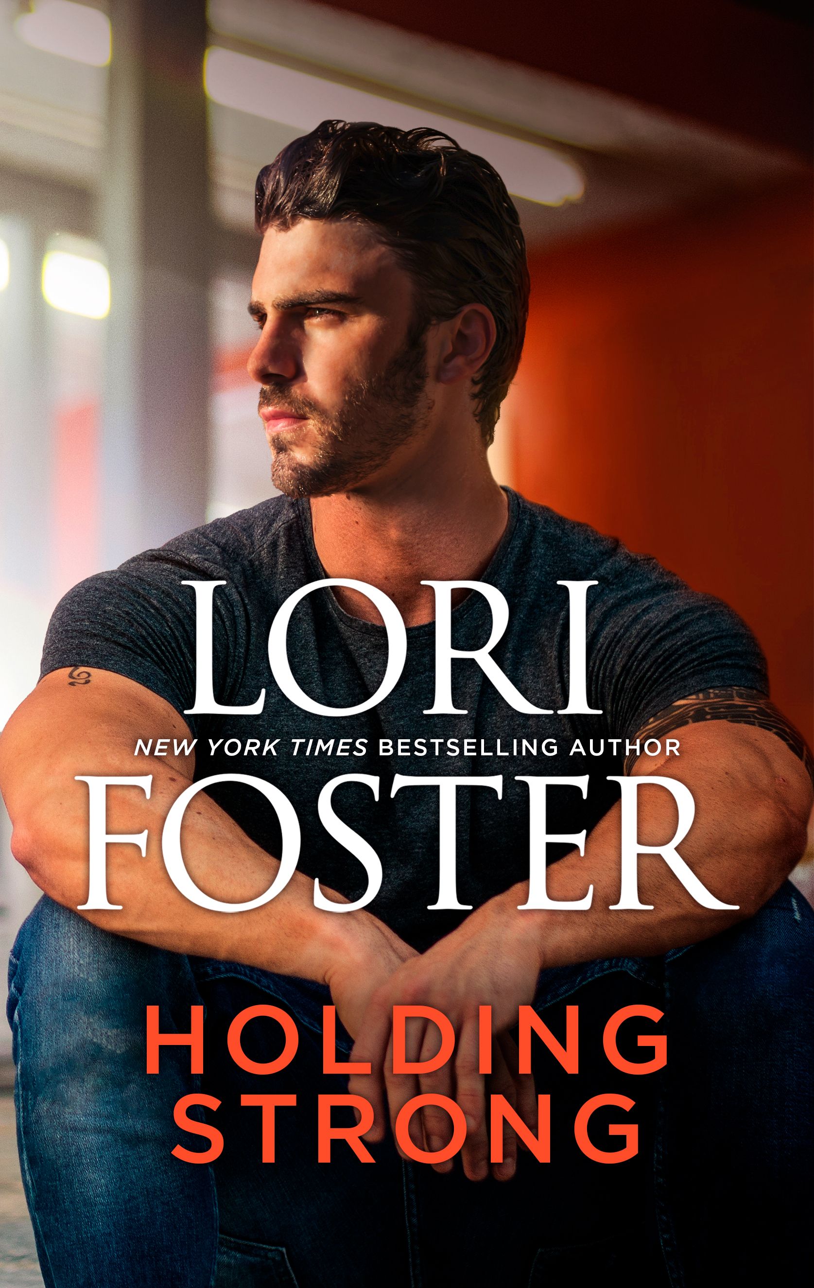Holding Strong - Lori Foster  New York Times Bestselling Author